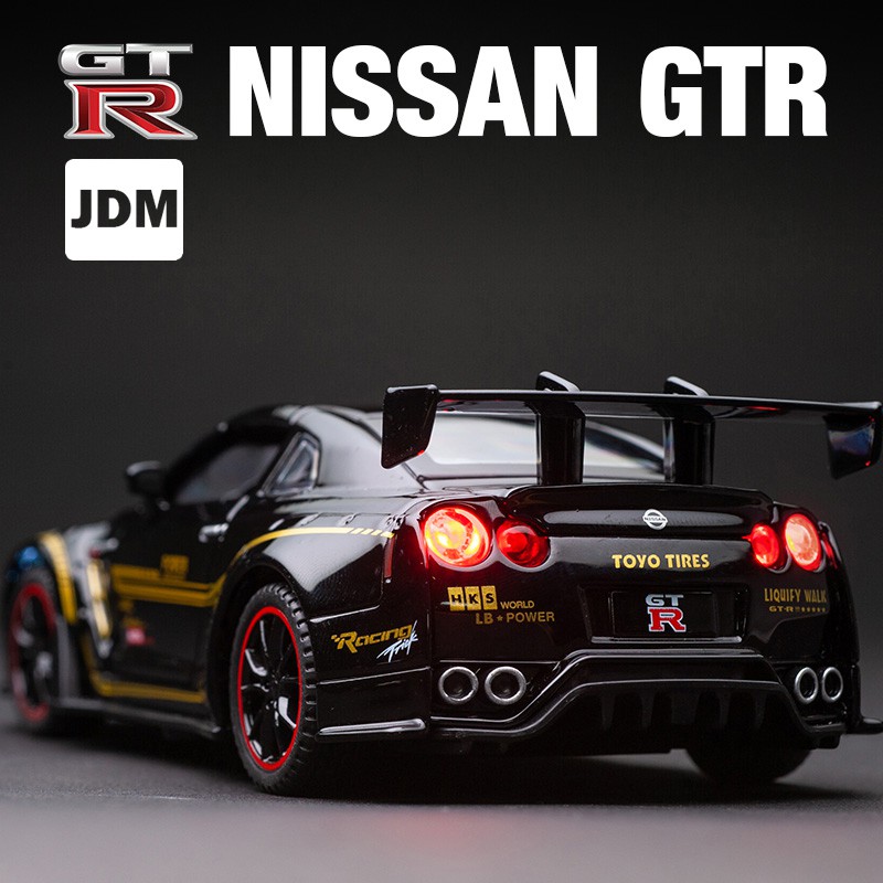 NISSAN 壓鑄模型車1:32日產gtr R35改裝寬體合金壓鑄模型高仿真玩具車迴力車門可開啟聲光聖誕