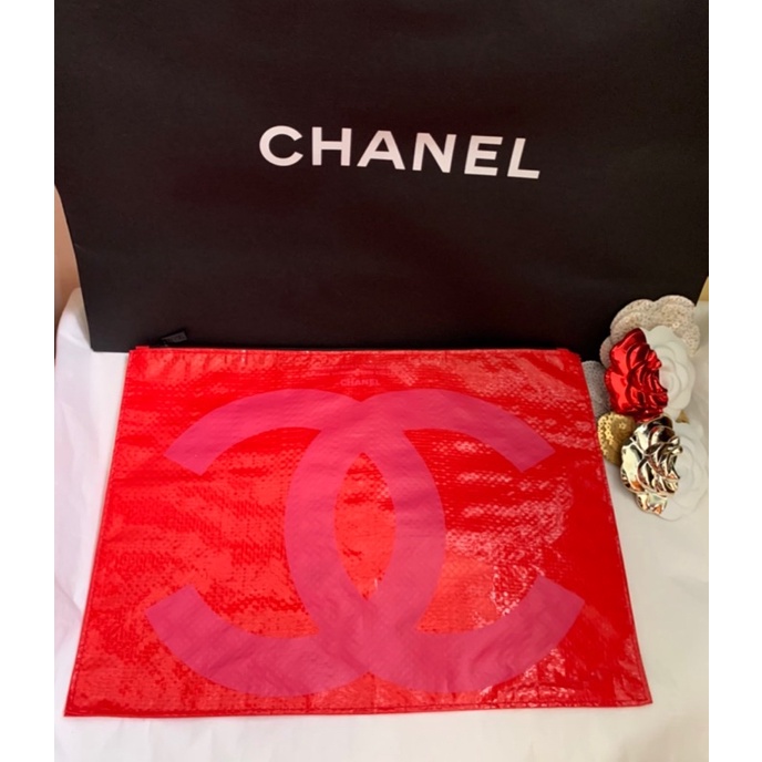 Chanel vip禮(限量大雙C編織壓紋）防水*資料袋*化妝包🙋收藏品；亮眼、超輕薄，可自加長鍊！