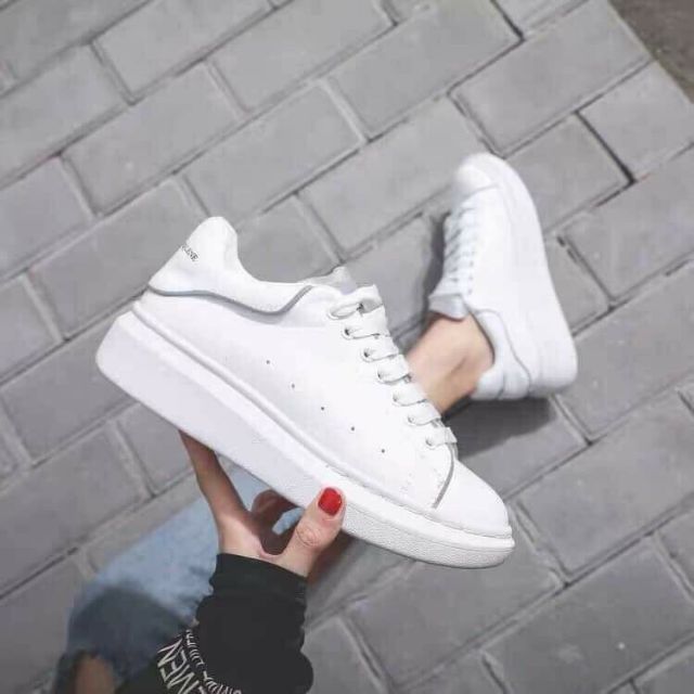 白色反光鞋的鞋子 _ Nth