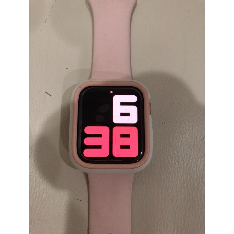 9.5成新。Apple watch5  (44mm)金色鋁金屬表殼