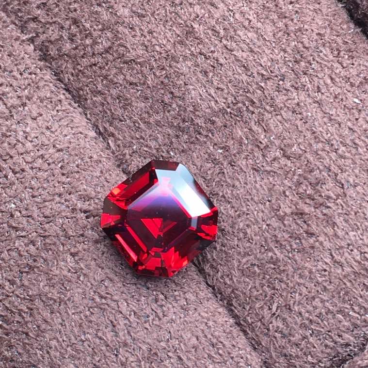 天然石榴石戒指鴿子血紅面,切翼,水晶清潔,漂亮的顏色! 3.68克拉,8.5mm,厚度5.5mm