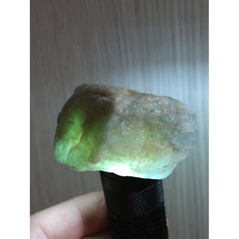綠螢石、綠晶簇、白細晶愛心，一次擁有3種礦物。