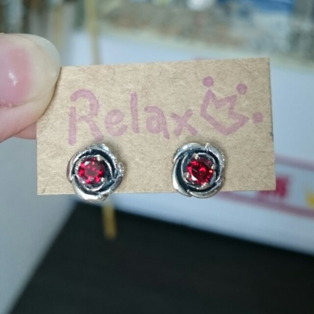 Relax 純銀手工鑲紅色尖晶石立體玫瑰貼耳耳環