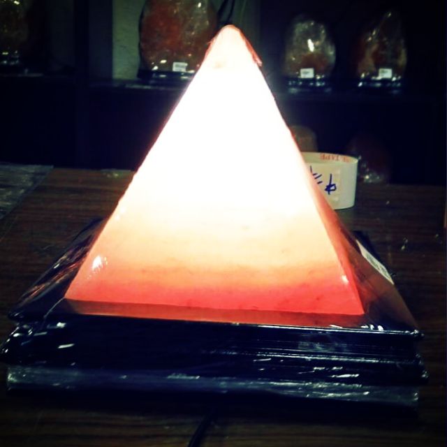 金字塔鹽燈