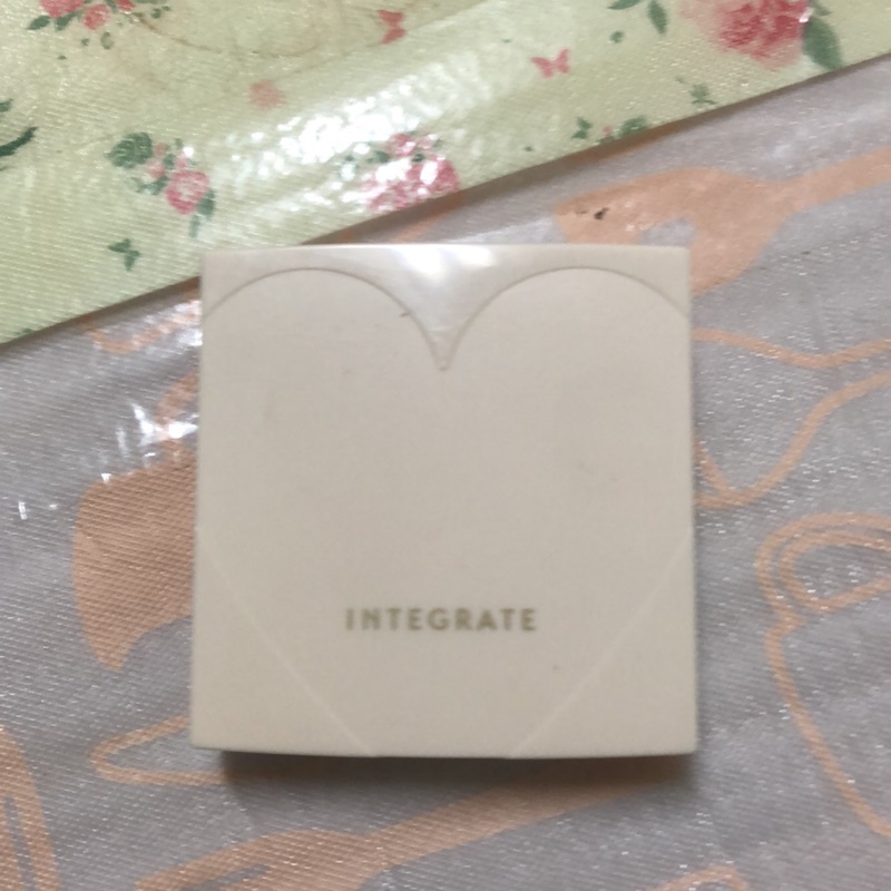 INTEGRATE 蜜粉餅 九成新 上個月剛買（零毛孔遮瑕）