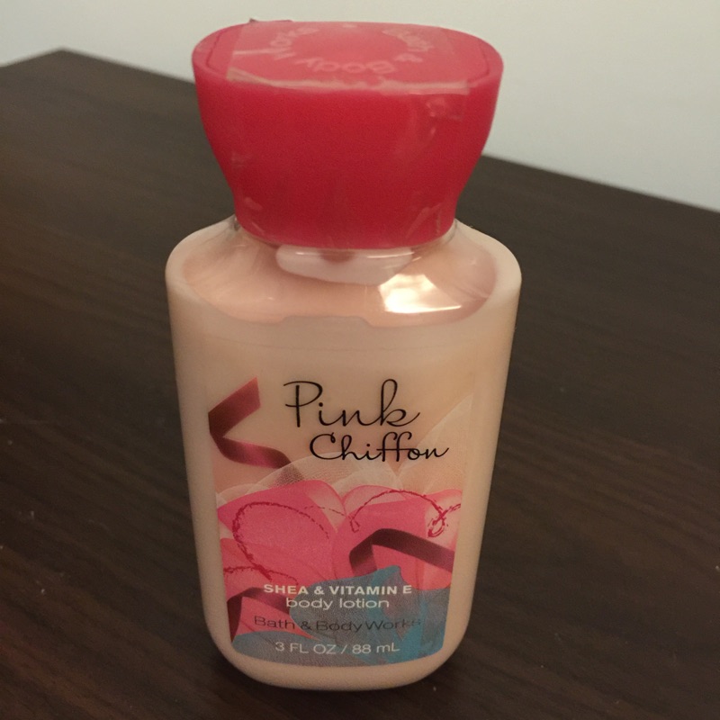 美國帶回-《Bath &amp; Body Works》香水身體乳液【粉紅雪紡】Pink Chiffon 88ml