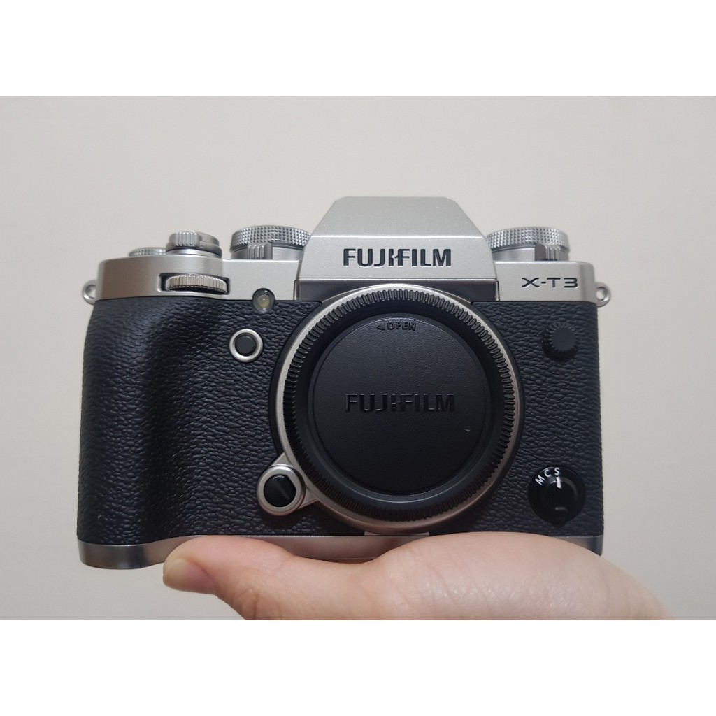 代購Fujifilm X-T3無鏡數碼相機（銀色）+ 64GB SDXC卡+便攜包+靈活的三腳架+豪華清潔套件+手提帶捆