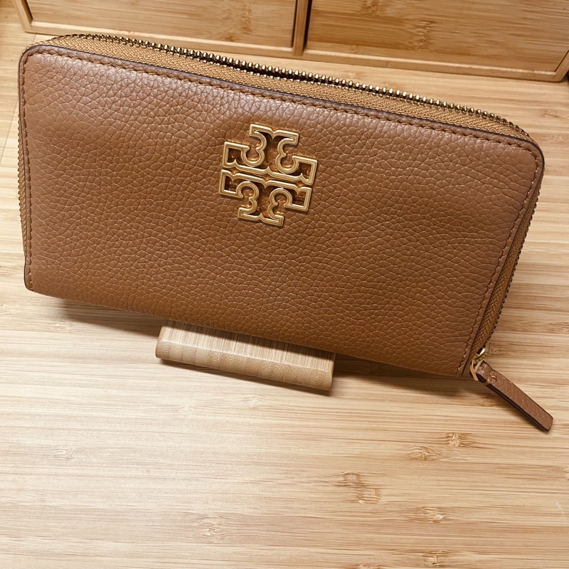 💖【TORY BURCH】Britten 經典金屬大LOGO荔枝皮革拉鍊長夾