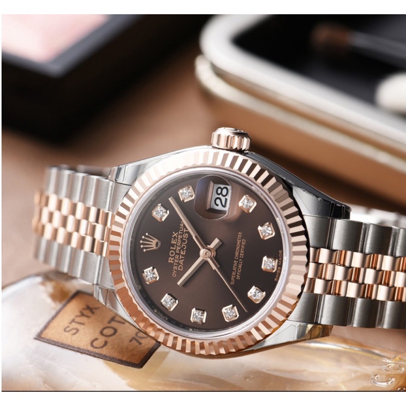 品牌名稱：勞力士  Lady DJ 永恒玫瑰金及蠔式鋼款，搭配鑲鑽巧克力色錶面及紀念型（Jubilee）錶帶。28mm