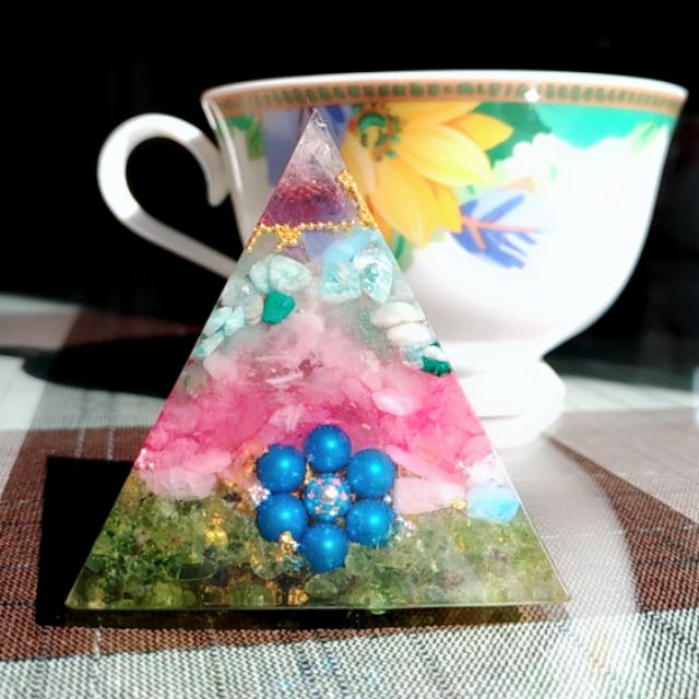 靈氣師手作奧剛~荷翠~奧剛(奧根)能量金字塔 愛情事情兩得意，(5x5x5公分)旺財富正財，美好姻緣(預購