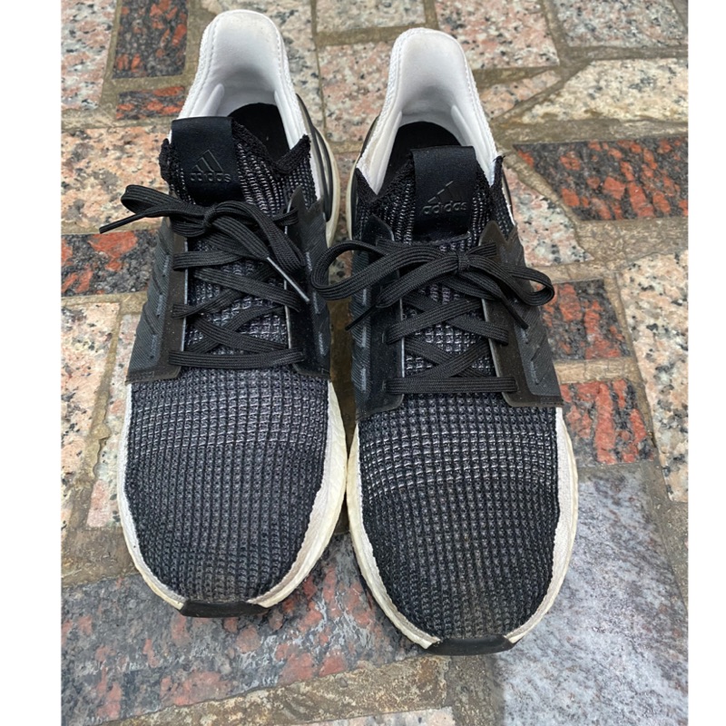 Adidas ultra boost 19 黑白