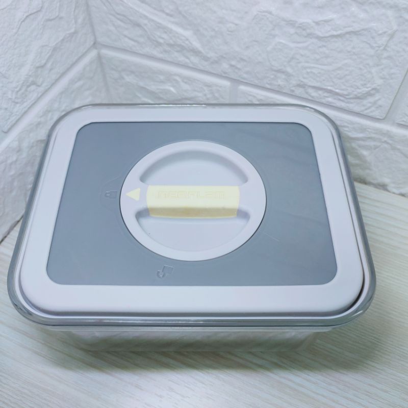 舊版【NEOFLAM】密封保鮮盒儲物罐 保鮮盒 密封罐 (旋轉開關/堆疊設計)  灰白蓋  (700ml)