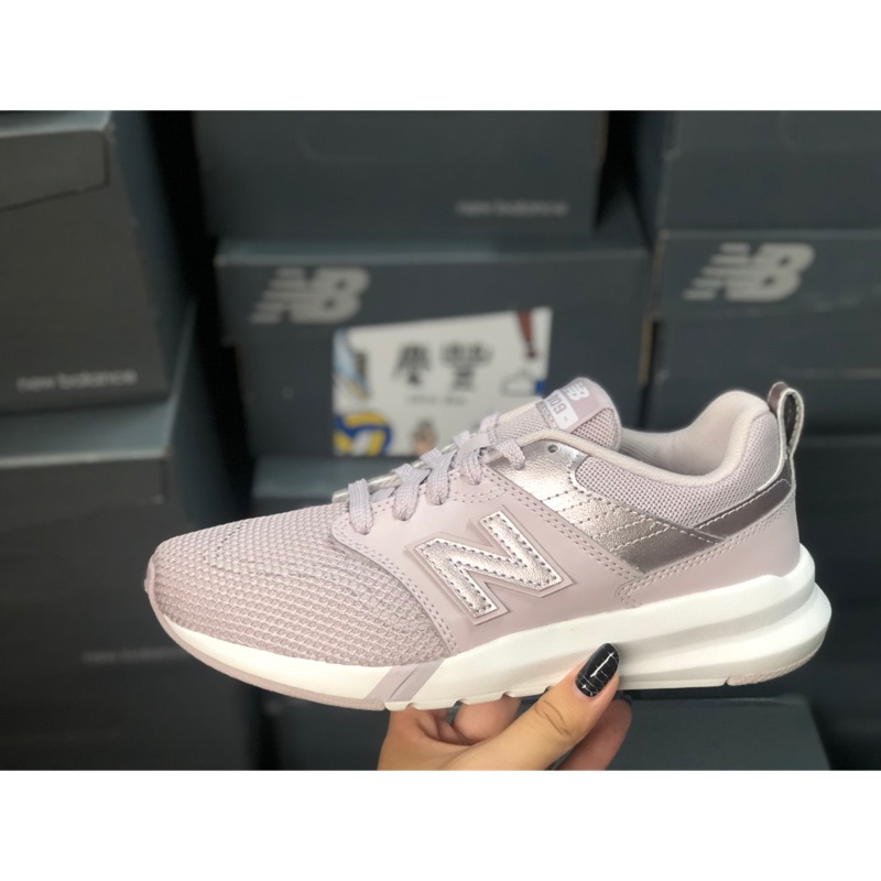 大罐體育👟new balance 009 WS009MC1 慢跑鞋 輕量 玫瑰粉 休閒 女 現貨 少女