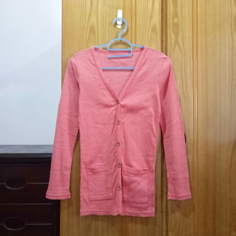 簡約素色 V領 長版木質排釦長袖針織外套 有口袋 海棠紅色 台灣製