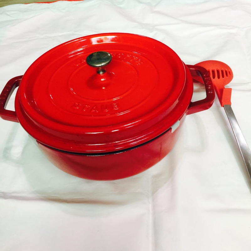 雙人牌（STAUB)鑄鐵鍋（法國製）26公分淺鍋型：櫻桃紅：百貨公司正品