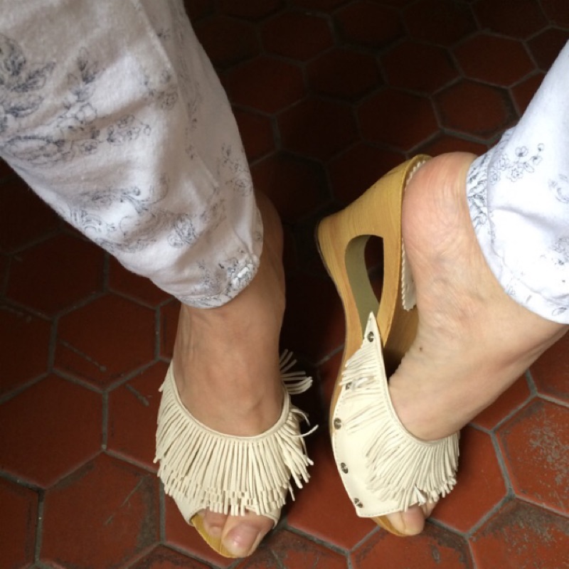 二手米白色流蘇木製鏤空跟楔形鞋拖鞋37-38號可穿！