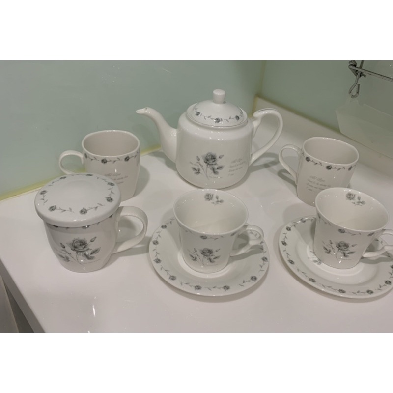好便宜啊👍日本🇯🇵宜得利家居灰色玫瑰花🌹圖騰設計陶瓷茶壺大約860cc