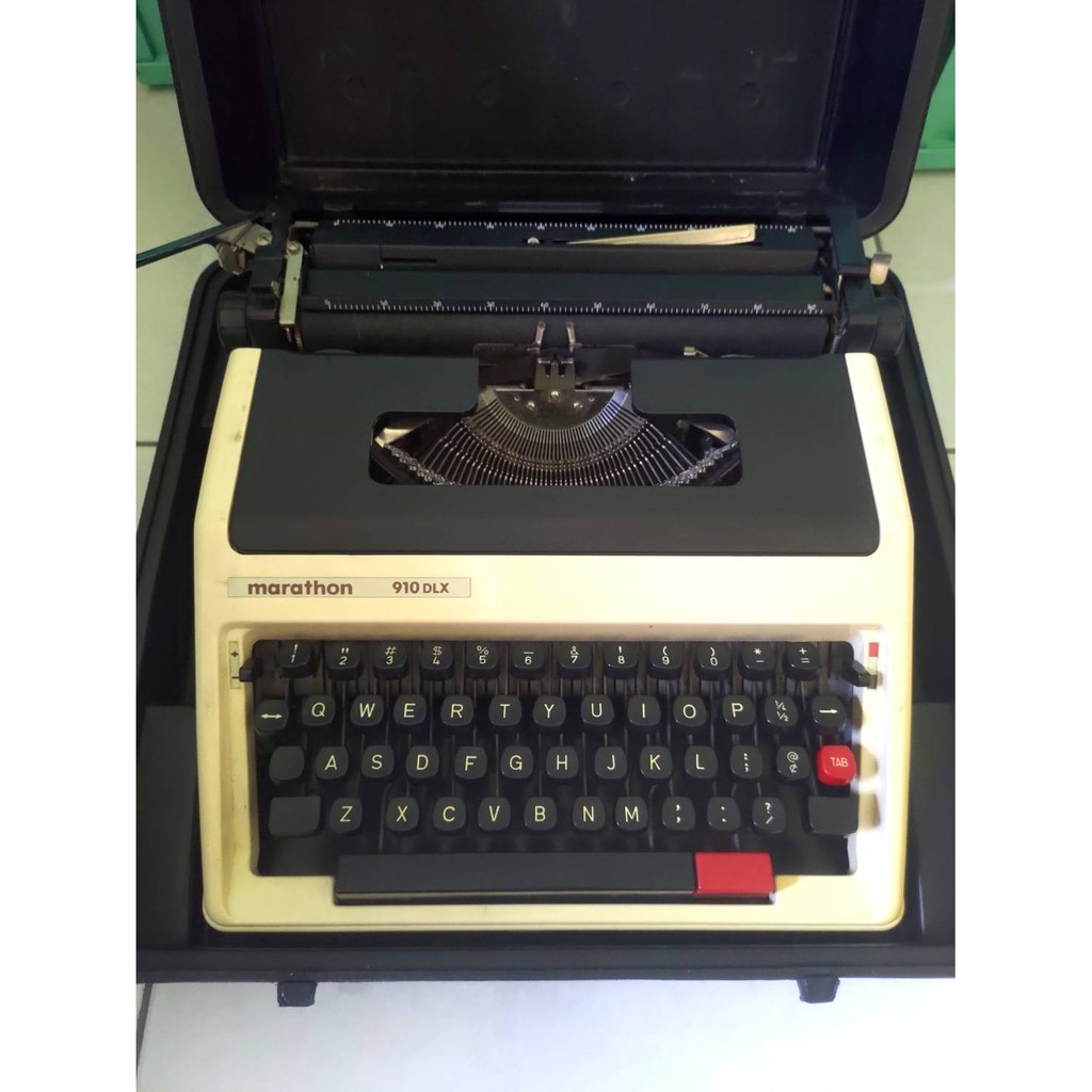 古董 打字機  marathon 910 DLX 如圖, 有附外盒, 適居家. 餐廳 . 古董收藏 保存的很好 很棒的自