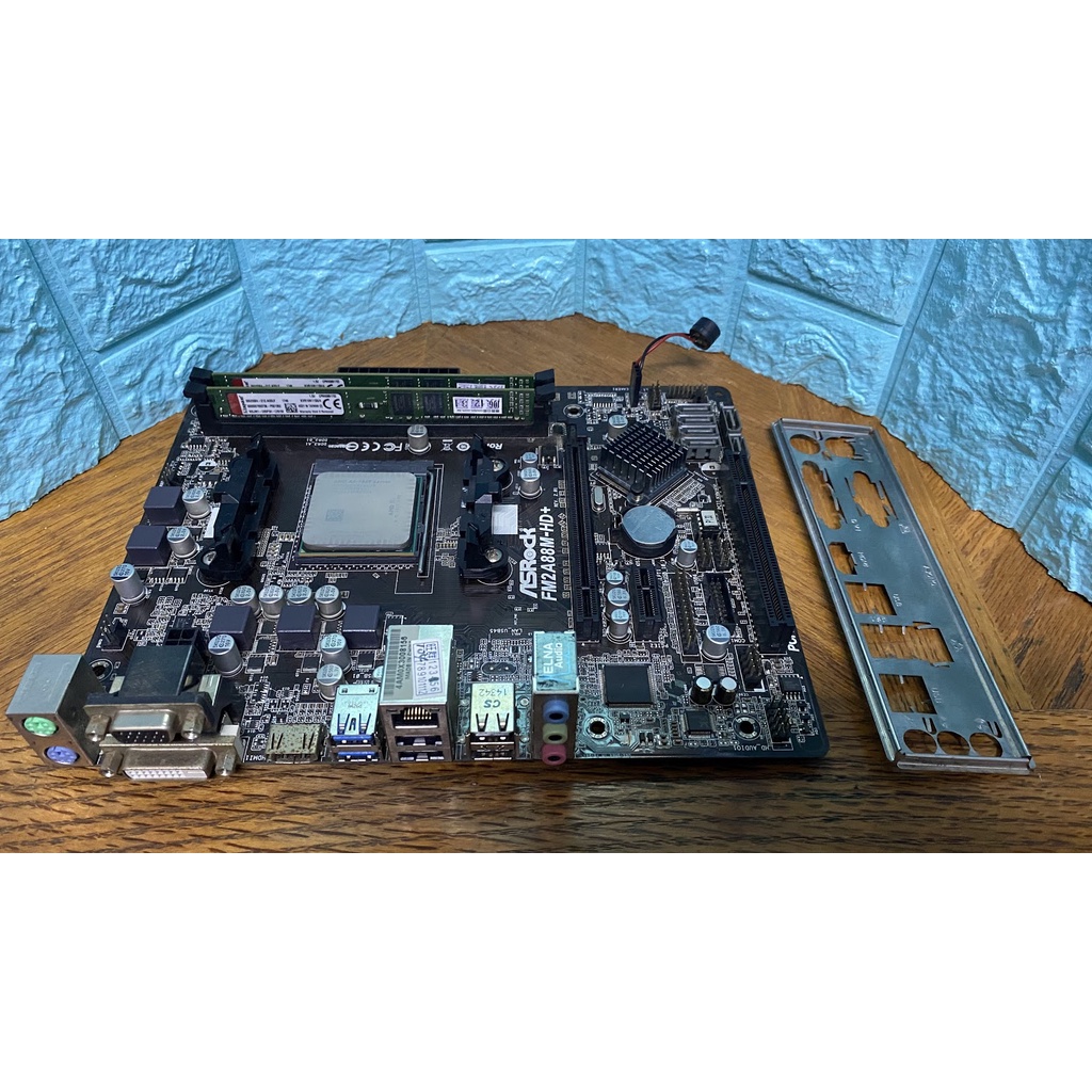 AMD A8 7600（有內顯） + 華擎FM2A88M-HD + 金士頓ddr3 4G*2