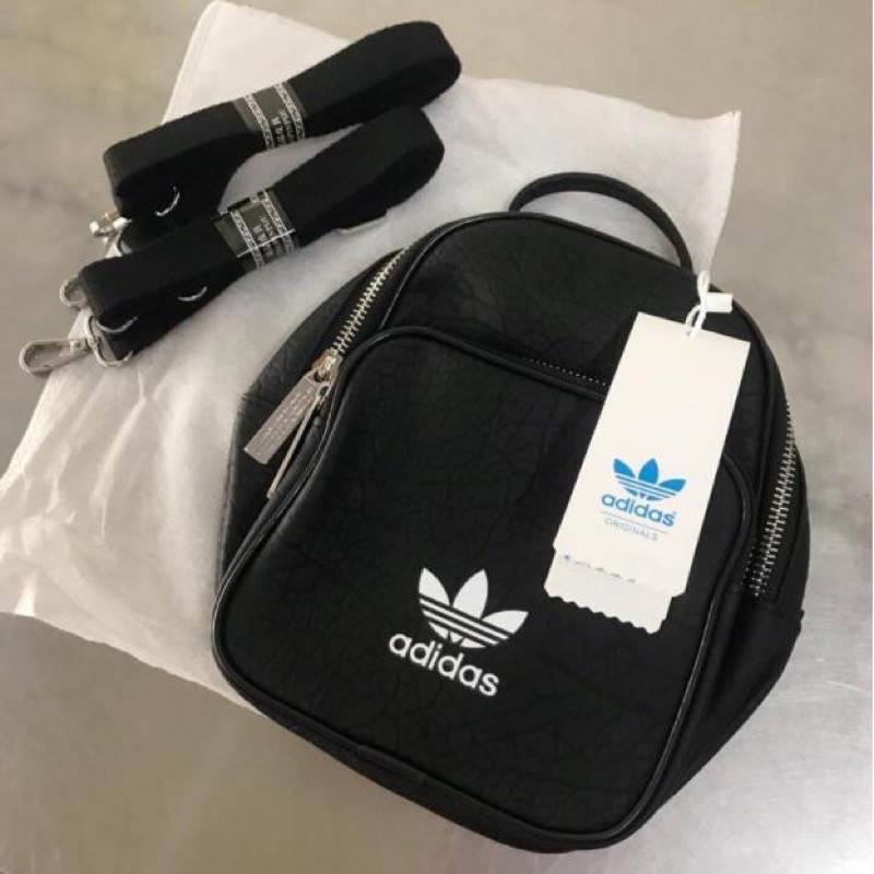 adidas 愛迪達女生包包雙肩後背包小巧/防盜出國旅遊休閒書包 大學生好搭實用迷你純色防水拉鏈女包