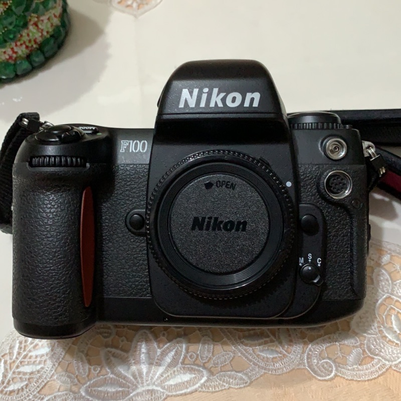 Nikon F100