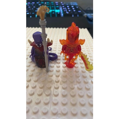 左邊是正版樂高忍者紫邪蛇族，右邊是樂高未來騎士團的火人