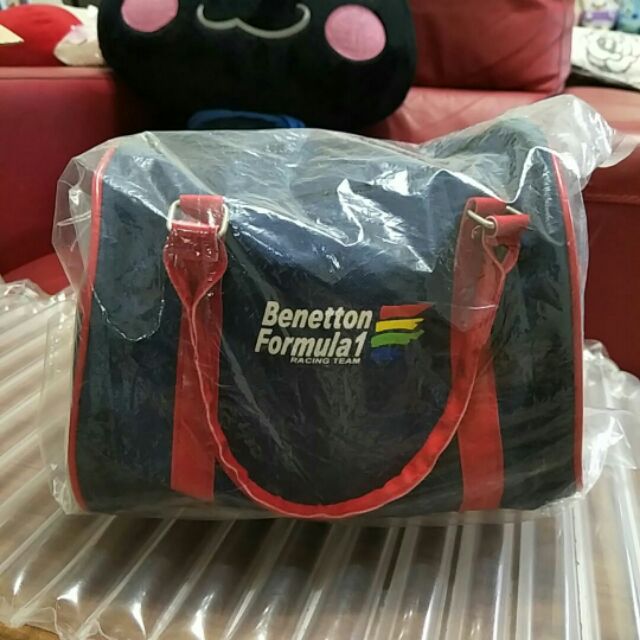 班尼頓 Benetton Formula1 手提包

紅色部分為亮皮質感設計，也可當小朋友便當餐袋呦♥全新未拆