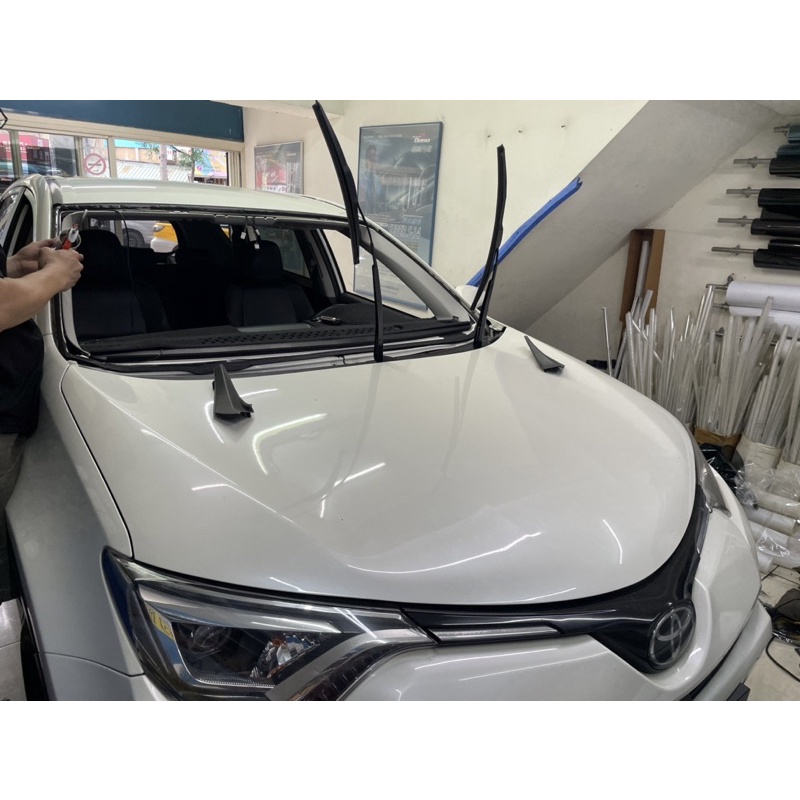 Toyota RAV4 前檔風玻璃有車道偏移的。更換前檔風玻璃特價6500