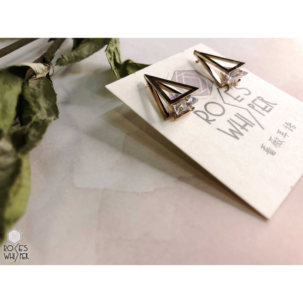 薔薇耳語rose S Whisper 超美玫瑰金鈦鋼防過敏 立體三角鋯石耳環 蝦皮購物