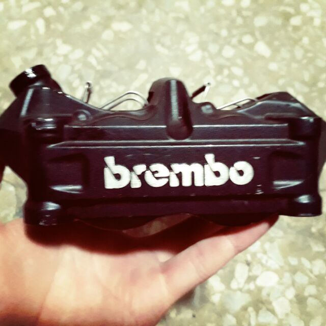 Brembo 基本輻射卡鉗 黑底銀字