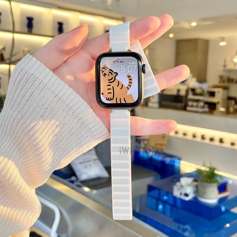 新款純色磁吸硅膠細錶帶 適用於 Apple Watch 7代 6代 5代 SE 蘋果錶帶 41mm 45mm 錶帶 女款
