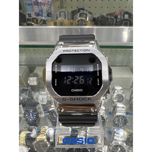 【金台鐘錶】CASIO卡西歐G-SHOCK (金屬質感不鏽鋼)搭配樹脂錶帶 經典的方型(男) GM-5600-1