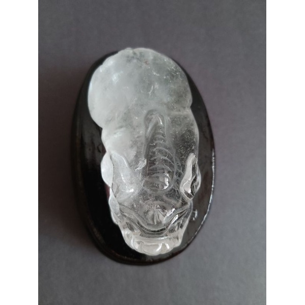 天然白水晶貔貅雕件、擺件，淨重164g，雕工精細，嘴角帶彩虹光，附贈訂製底座