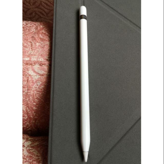 原價4000多,對折出售。原廠apple pencil for ipa pro2使用,9.9成新,買來幾乎沒什麼使用。