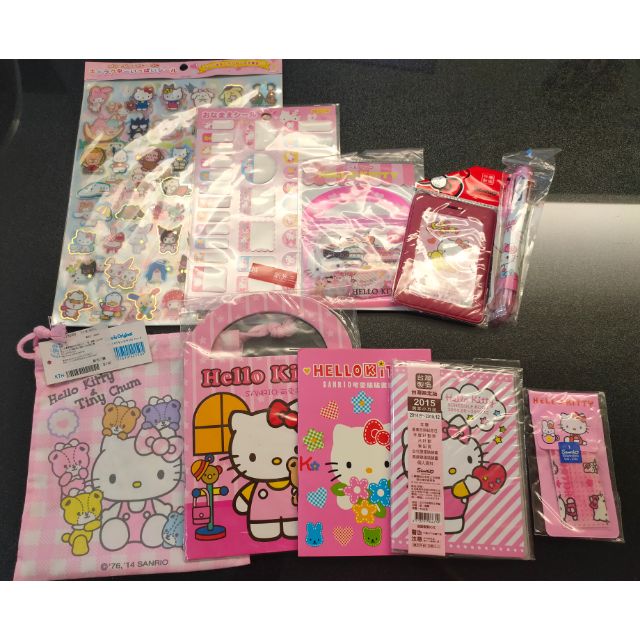 全新 新光三越 購買Hello Kitty 組~（貼紙/縮口袋/小畫冊/小月誌/證件套/OK繃/原子筆）市價超過800哦