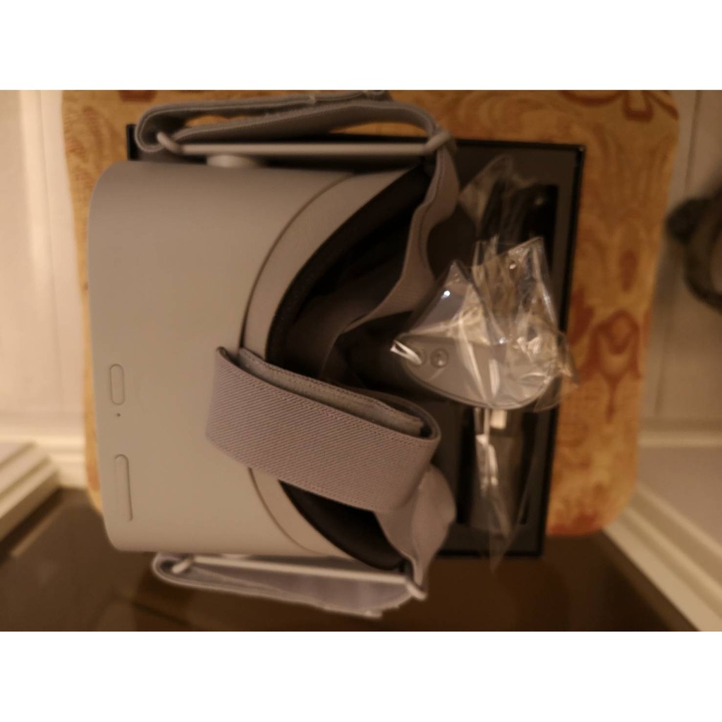 二手oculus Go 64 G沒保固 外觀極新 沒有明顯痕跡 原盒裝 主機包含原廠充電 電線及控制器 如相片所示 蝦皮購物