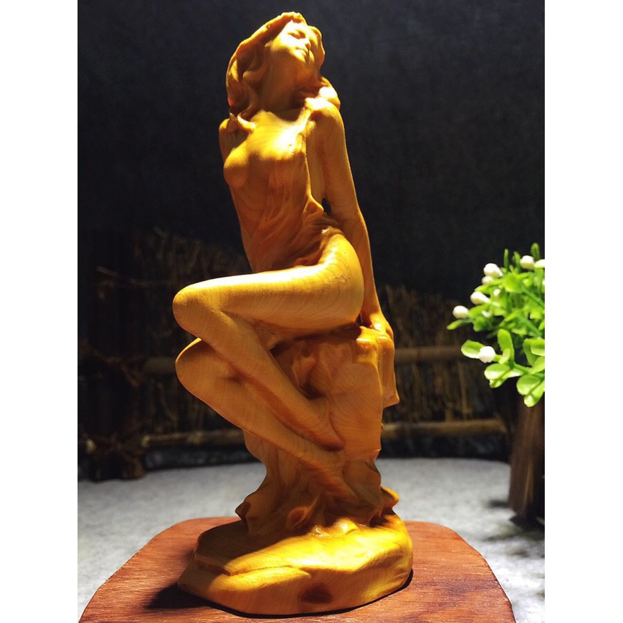 《銘閣》 品名：性感女神 擺飾材質：象牙果（崖柏木） 規格：15*6*5cm藝術品收藏擺件雕塑