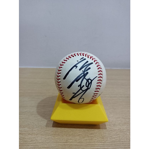 樂天桃猿 藍寅倫簽名球  中職比賽用球 附球盒(52圖)，600元