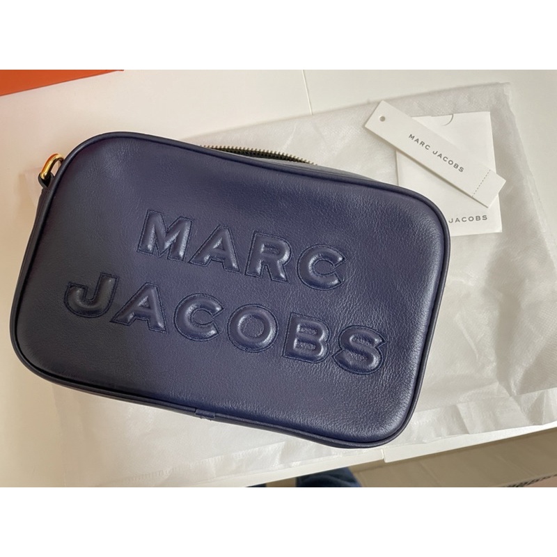 🇺🇸Marc Jacobs MJ 皮革浮雕LOGO 寬背帶相機包🇺🇸
