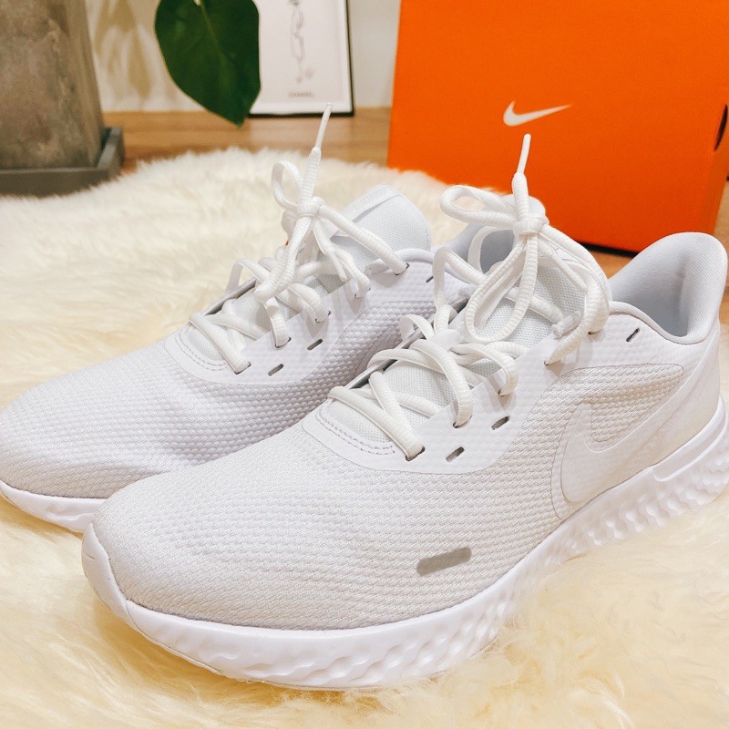 Nike Revolution 5韓國限定版 白鞋
