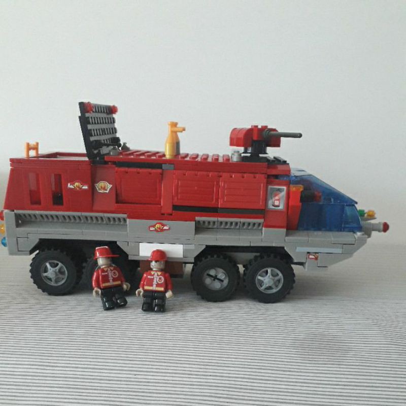 積木組成的大台消防車全長25 5cm附4個人偶 蝦皮購物