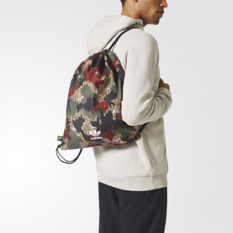 《Adidas originals 》Pharrell Williams Hu CY9948 菲董 迷彩 束口袋 後背包