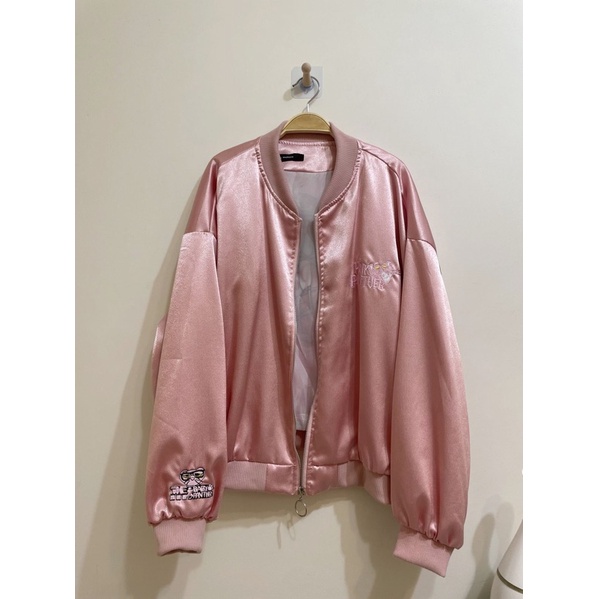 《Numita二手衣櫃ing》街頭風粉紅豹刺繡粉色緞面BF夾克外套