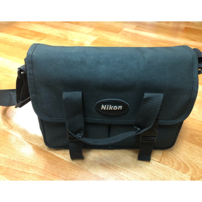 ~✈️雪地藏寶箱✈️~(全新)Nikon原廠包 單眼相機包  側背包 可放一機兩鏡