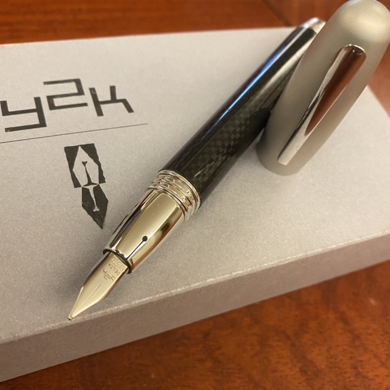[ Pen101筆來筆趣] 義大利🇮🇹Delta Y2K Carbon 碳纖18K尖鋼筆