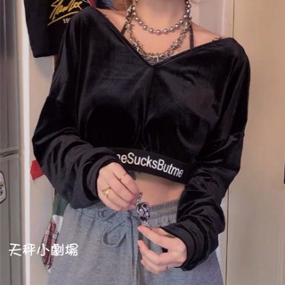 *R2歐美黑色絲絨光澤大V領寬鬆字母短版長袖上衣