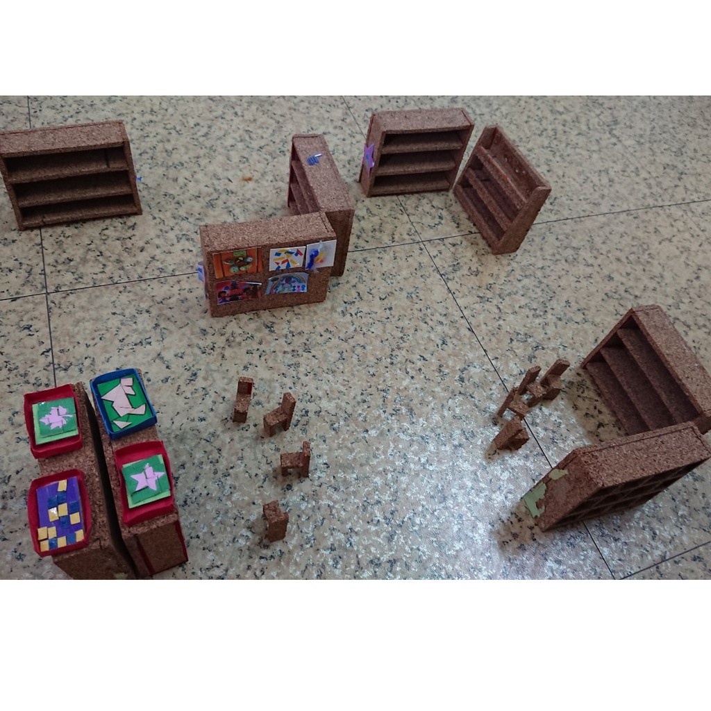 二手自製幼兒 兒童教學教具 玩具(角落分區櫃子模型)4
