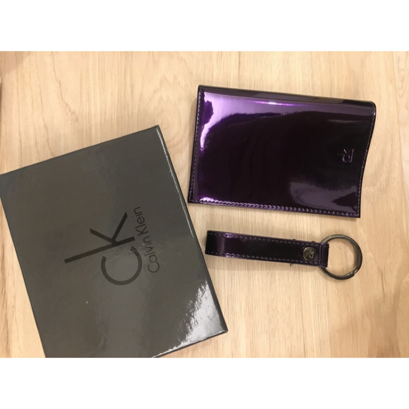 全新正品 ck Calvin Klein 紫色亮面PU護照夾+鑰匙圈禮盒