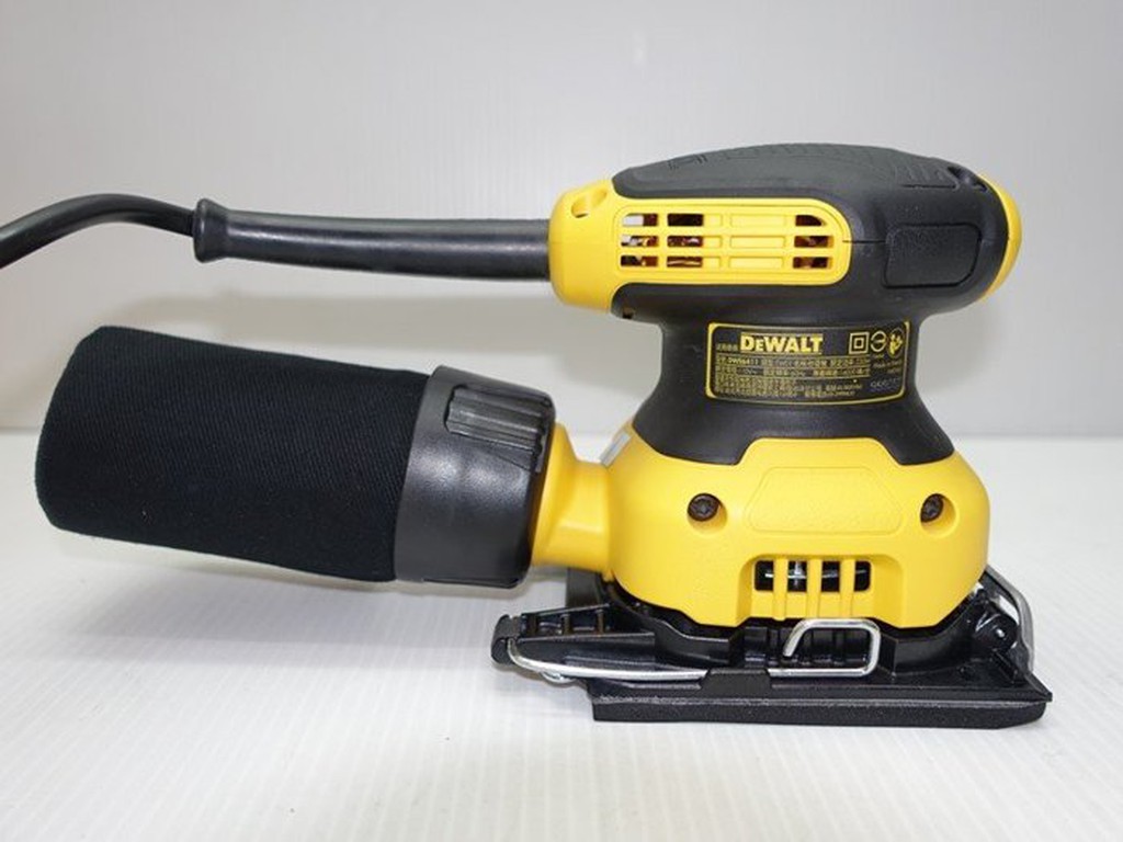 附發票【新宇五金工具行】美國 DEWALT 得偉 DWE6411 砂紙機 磨砂機 研磨機 附集塵袋喔！(特價)