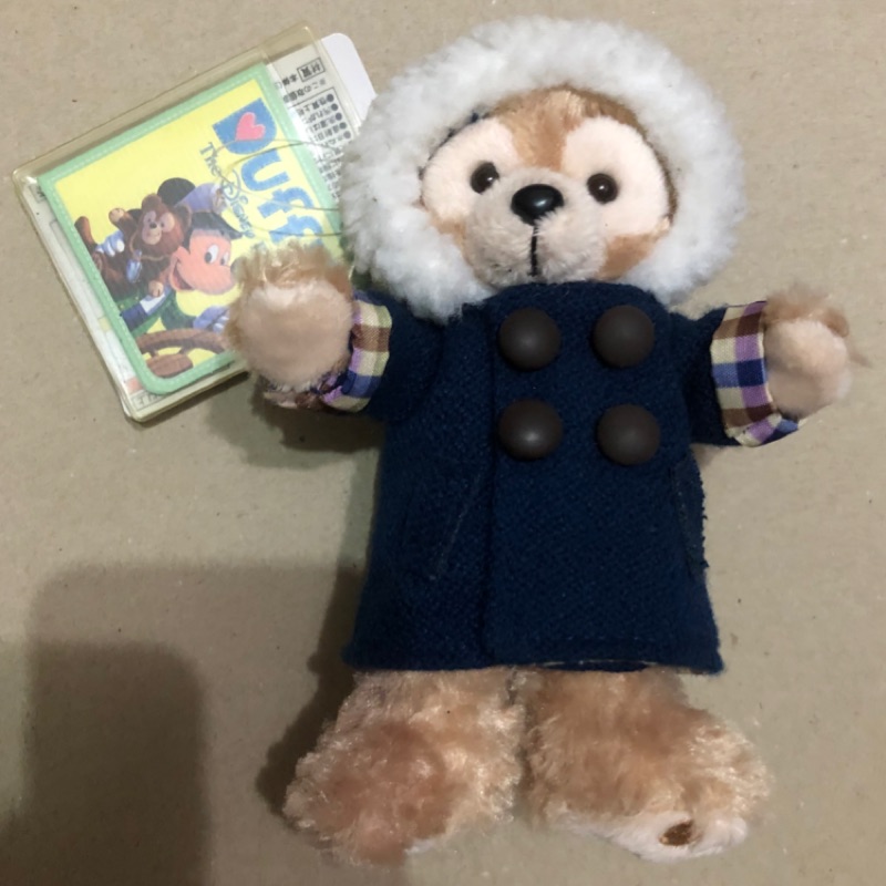 【日本正版】迪士尼海洋 達菲 冬季大衣 站姿吊飾 小玩偶